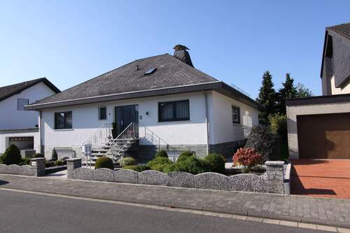 Bild 1 - Friedberg: Traumhaftes Einfamilienhaus mit großem Garten & Einliegerwohnung