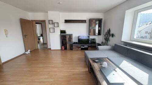 Wohnzimmer.jpeg - 3 Zimmer Etagenwohnung in Berching