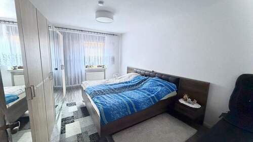 Helles Schlafzimmer mit Bett - 