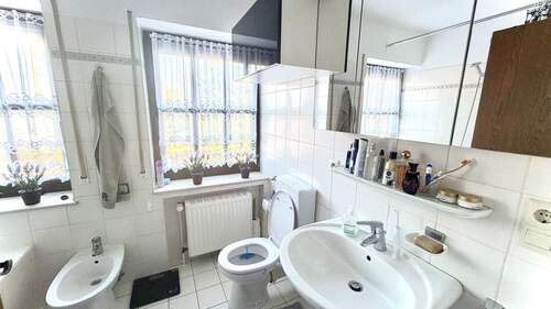 Helles Badezimmer mit Fenster - 