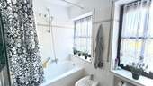 Helles Badezimmer mit Wanne - 
