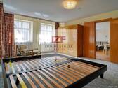 Schlafzimmer mit Durchgang 2. OG - 