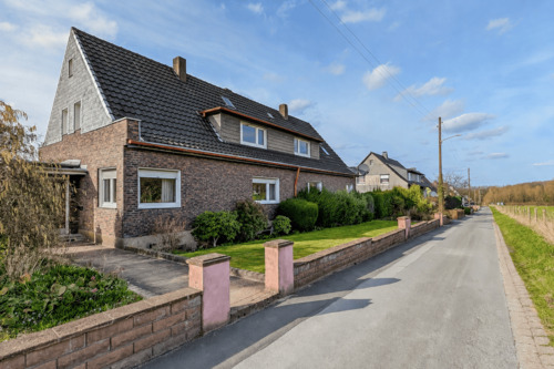straße - Doppelhaus - 2 Grundstücke - 4 Einheiten - 4 Garagen - Garten