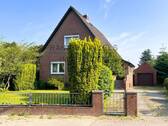 Hausansicht, Garage, gepflasterter Hof - Gepflegtes, freistehendes Ein- bzw. Zweifamilienhaus mit Garten, Vollkeller, Garage und Charme!