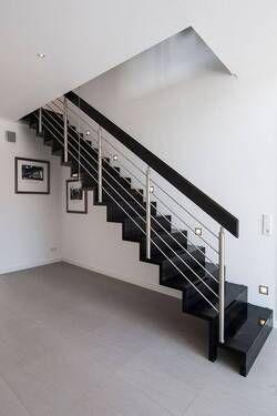 Beispiel Treppe - Mehrfamilienhaus, Wohnhaus mit 148,00 m&sup2; in Kleinmachnow zum Kaufen