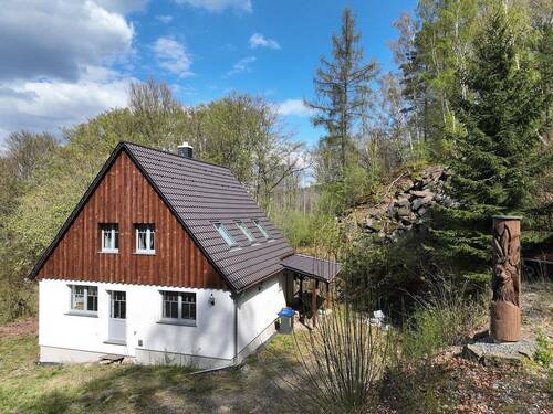 Blick auf das Hauptgebäude + Gästehaus - Einfamilienhaus mit 105,50 m&sup2; in Neukirch/Lausitz zum Kaufen