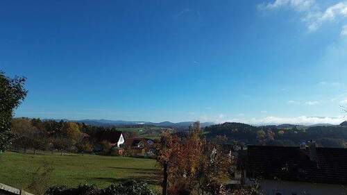 Aussicht - Einfamilienhaus mit ELW und unverbaubarer Fernsicht in sonniger Südhanglage bei Zandt im Bay. Wald
