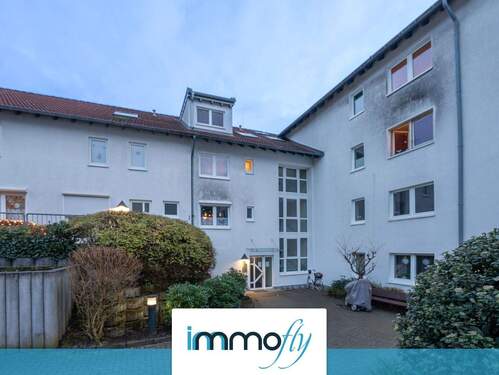 Hausansicht - Komfort & Stil vereint: Gepflegte 2-Zimmer-Wohnung mit Aufzug und durchdachtem Grundriss