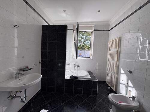 Badezimmer - Mehrfamilienhaus, Wohnhaus mit 95,00 m&sup2; in Willich zum Kaufen