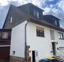 Zweifamilienhaus mit sieben Garagen am Ortsrand von Knüllwald-Rengshausen