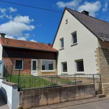 Hausansicht mit Anbau - Einfamilienhaus in Staudernheim zum Kaufen