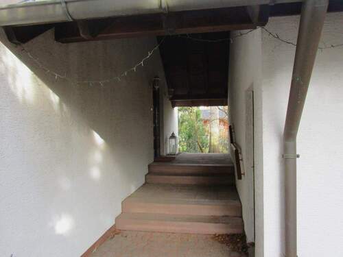 Überdachter Zugang Garage Haus - Einfamilienhaus mit 163,00 m&sup2; in Wilhermsdorf zum Kaufen