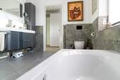 ...Mit Badewanne und bodengleicher Dusche! - 