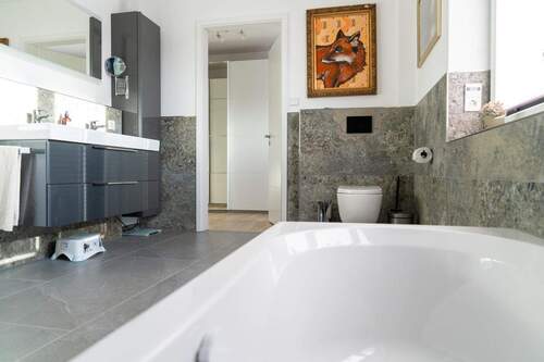 ...Mit Badewanne und bodengleicher Dusche! - 