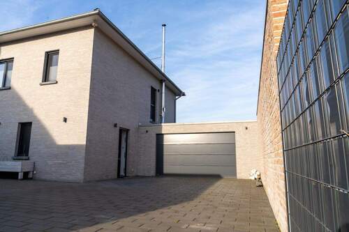 Große Garage und Parkfläche - 