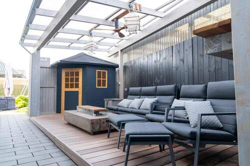 Überdachter Lounge Bereich mit Sauna - 