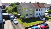 Frontansicht Wohngebäude - Zweifamilienhaus mit Garten in ruhiger Lage