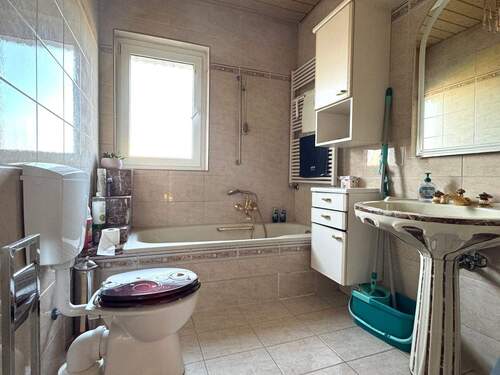 Bad mit Wanne - 3-Zimmer-Whg. im EG - 