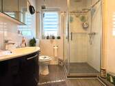 Bad mit Dusche und Waschmaschinenanschluss- 4-Zimmer-Whg. im OG - Mehrfamilienhaus, Wohnhaus mit 228,00 m² in Wunstorf zum Kaufen