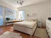 Zimmer 4 mit Zugang zum Balkon - 4-Zimmer-Whg. im OG - 