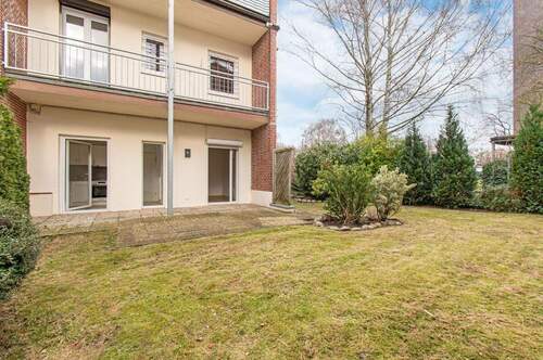 Großzügige Terrasse und Garten einer Wohneinheit - 