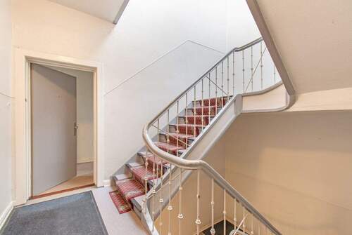 Gepflegtes Treppenhaus mit Aufbau als Zweispänner - Mehrfamilienhaus, Wohnhaus in Hamburg zum Kaufen