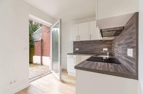 Moderne Küche mit Terrassenzugang einer Wohneinheit - 