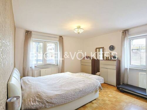 Großzügiges, helles Schlafzimmer mit viel Stauraum - 4 Zimmer Etagenwohnung zum Kaufen in Ludwigsburg