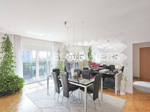 Geräumiger Essbereich mit Balkon- und Gartenzugang - 4 Zimmer Etagenwohnung in Ludwigsburg