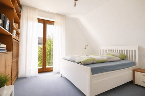 Schlafzimmer/ Angrenzende Ankleide mit Balkonzugang - 