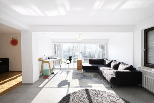 Wohnzimmer im EG mit Zugang in den Garten - 