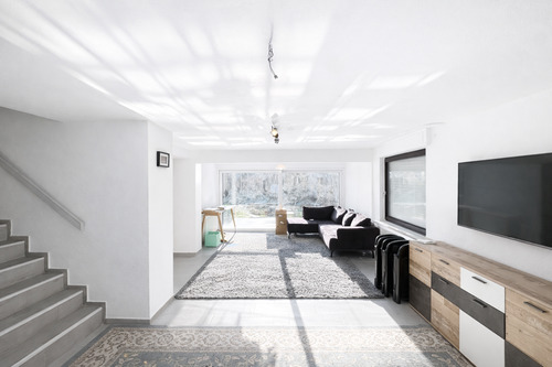 Geräumiges Wohnzimmer im Erdgeschoss - 