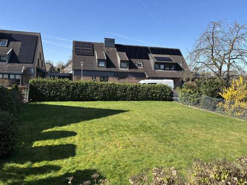 Blick in den sonnigen Garten - 