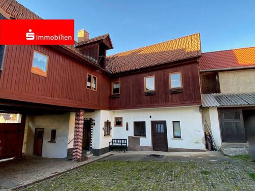 Wohnhaus mit Blick zur Hofeinfahrt - Historisches Bauernanwesen mit Scheune, zusätzlichem Baugrundstück und umfangreichem Landbesitz