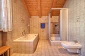 Bad mit Wanne, Dusche und Bidet - 