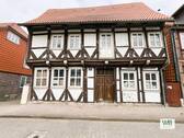 Hausansicht vorne - 4 Zimmer Mehrfamilienhaus, Wohnhaus zum Kaufen in Wolfsburg / Fallersleben