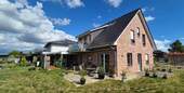Hausansicht - Neuwertiges Einfamilienhaus (KfW 55) inkl. Einliegerwohnung mit traumhaftem Blick über die Wiesen