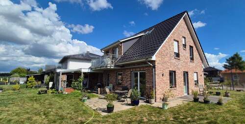 Hausansicht - Neuwertiges Einfamilienhaus (KfW 55) inkl. Einliegerwohnung mit traumhaftem Blick über die Wiesen