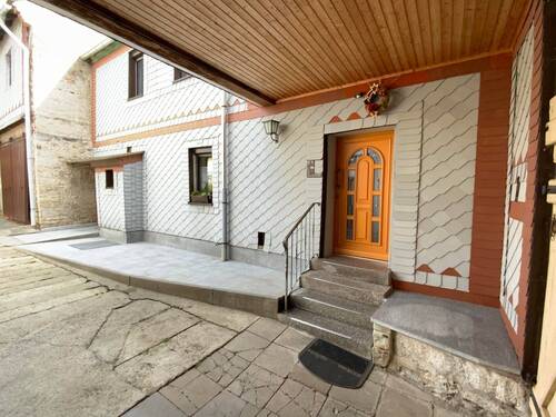 überdachte Hofeinfahrt mit Blick zur Hauseingangstür - 8 Zimmer Einfamilienhaus zum Kaufen in Oettersdorf