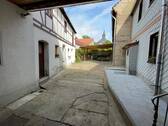 Blick in den Innenhof zum Carport - 8 Zimmer Einfamilienhaus in Oettersdorf