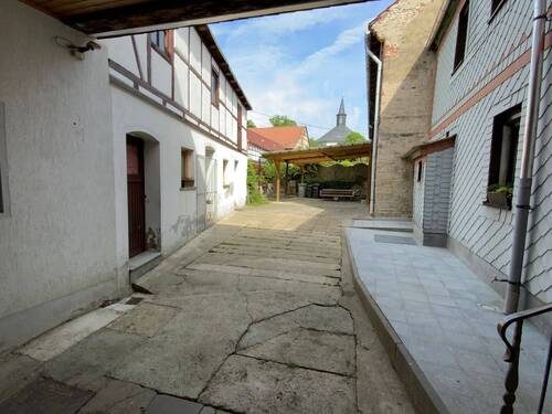 Blick in den Innenhof zum Carport - 8 Zimmer Einfamilienhaus in Oettersdorf