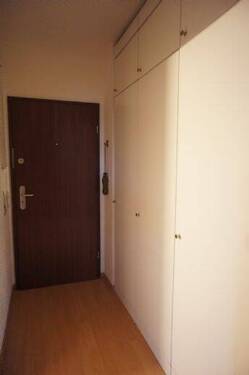 Einbauschränke im Flurbereich der Wohnung - 