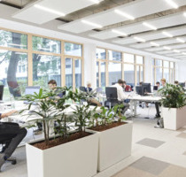 Moderner Schreibtischplatz im Nürnberger Nordostpark-Coworking mit Fitness