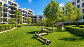 Kleiner Park mit Spielplatz vor dem Haus - 3 Zimmer Etagenwohnung in München