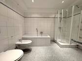 Bad mit Wanne & Dusche - 
