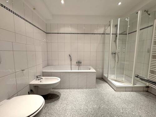 Bad mit Wanne & Dusche - 
