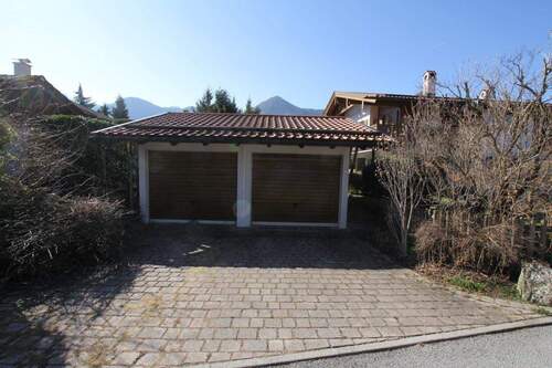 Garageneinfahrt - Etagenwohnung mit 100,00 m&sup2; in Aschau zum Kaufen