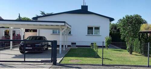Bungalow Ostseite - Moderner vollmöblierter Bungalow mit 236 m² Wohn- Nutzfläche, Gartenhaus, Carport, großer Garten