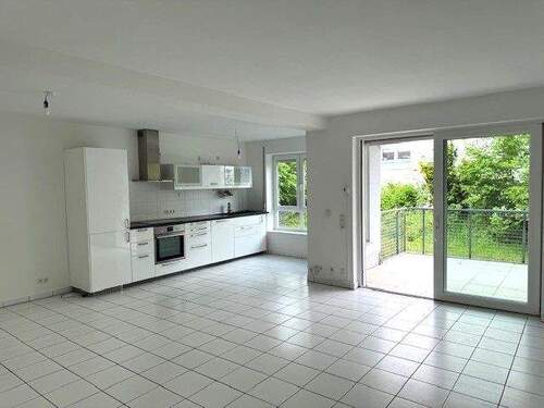 Wohnraum mit Einbauküche weiß Hochglanz - 2 Zimmer Etagenwohnung in Kassel