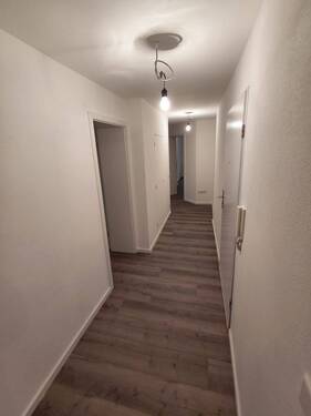 Flur - Eingangstür mit Sprechanlage rechts - 